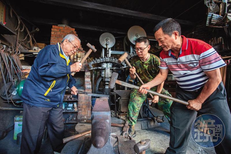 蔡慶隆與兒子蔡添順、孫子蔡進永合力打鐵，包容彼此的變與不變，才能讓老店傳承86年。