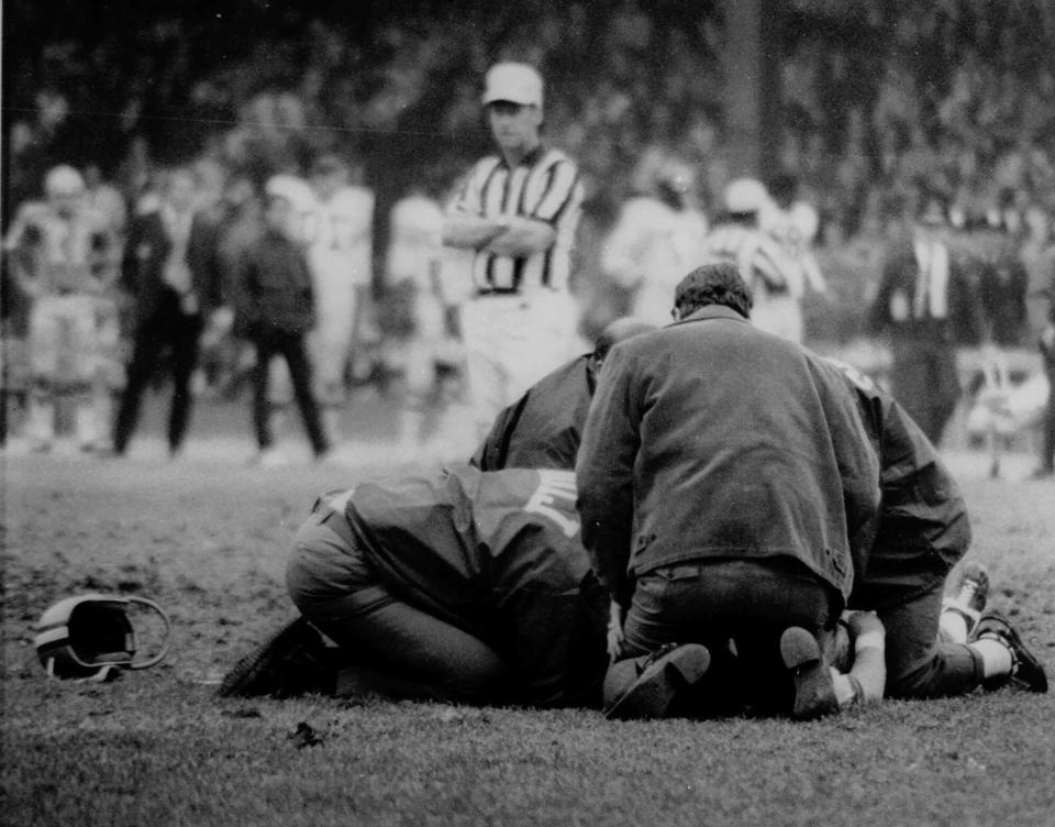 Team doctor Edwin Gis, right, attends to Chuck Hughes shortly after he collapsed during a game between the Detroit Lions and Chicago Bears on Oct. 25, 1971. Hughes died later in a Detroit hospital.<span class="copyright">AP</span>