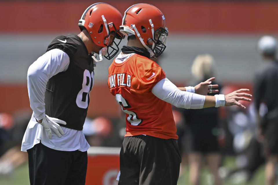 Cleveland Browns quarterback Baker Mayfield, right, talks with tight end Austin Hooper during an NFL football practice at the team training facility, Tuesday, June 15, 2021 in Berea, Ohio. (AP Photo/David Dermer)