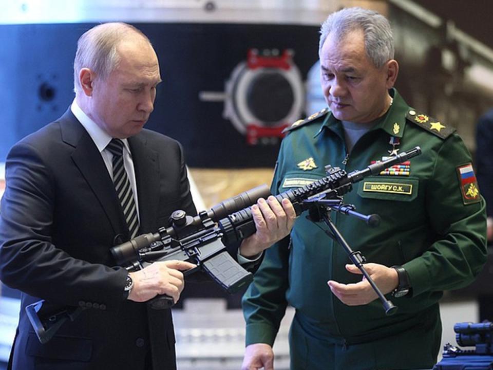 俄羅斯總統蒲亭（左）提名貝洛索夫，取代長期盟友蕭依古（右）擔任國防部長。