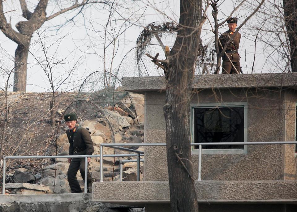 Soldados norcoreanos en una torre de vigilancia sobre el Rio Yalu, en Sinuiju, el 4 de abril 2013.