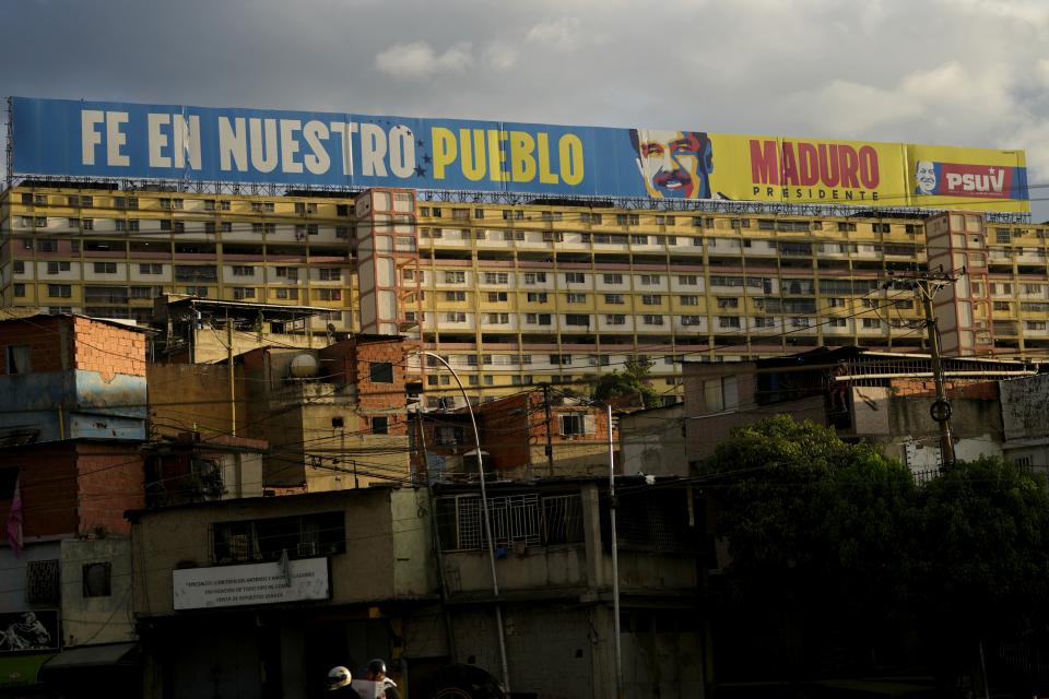 Un cartel electoral con la frase "Fe en nuestro pueblo", en favor del presidente de Venezuela, Nicolás Maduro, visto en Caracas, Venezuela, el 17 de julio de 2024. Venezuela celebrará elecciones presidenciales el 28 de julio. (AP Foto/Ariana Cubillos)