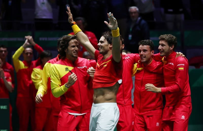 Rafael Nadal y el equipo español celebra después de obtener la Copa Davis, en Madrid.