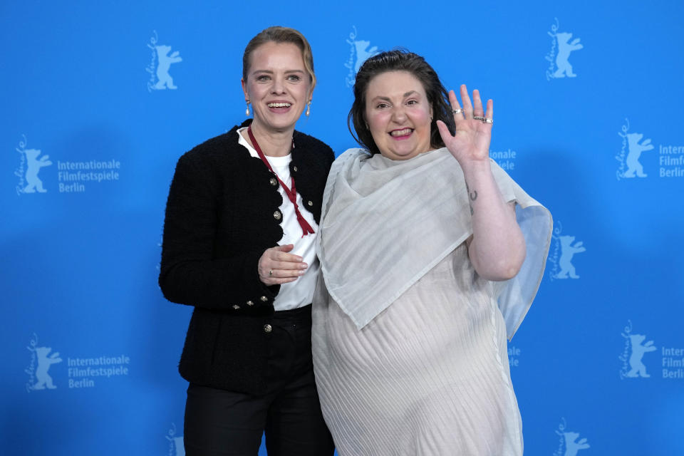 La directora alemana Julia von Heinz, izquierda, y la actriz, guionista y directora estadounidense Lena Dunham posan en una sesión de la película "Treasure" en el Festival Internacional de Cine de Berlín en Berlín, el sábado 17 de febrero de 2024. (Foto AP/Ebrahim Noroozi)