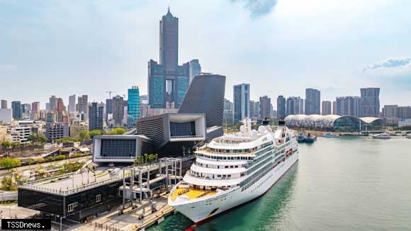 璽寶郵輪奧德薩號（Seabourn Odyssey）停靠高雄港旅運中心。（圖：高雄港務分公司提供）