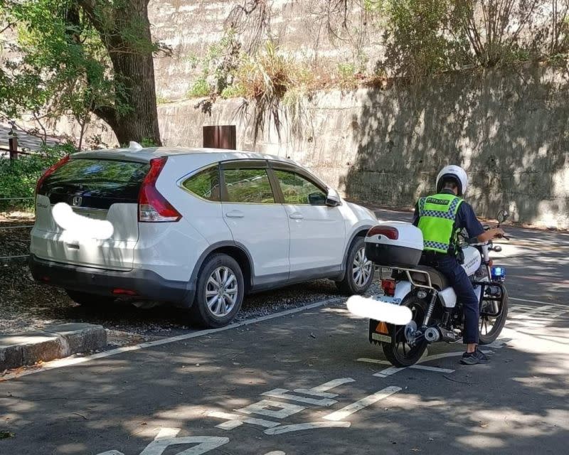 ▲一名騎著檔車的員警，在車主離開3分鐘後，剛好看見違規場景，當下立刻開單。（圖／翻攝自爆廢公社公開版）