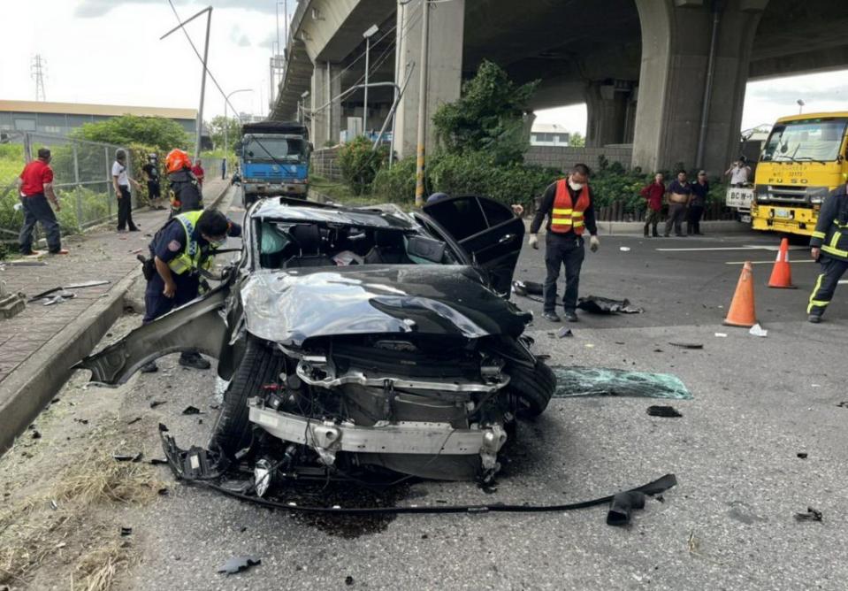 周姓男子駕駛跑車行經國道四號要下豐原交流道匝道時，突然失控撞破護欄，翻落十四公尺深的平面道路上。（記者陳金龍翻攝）