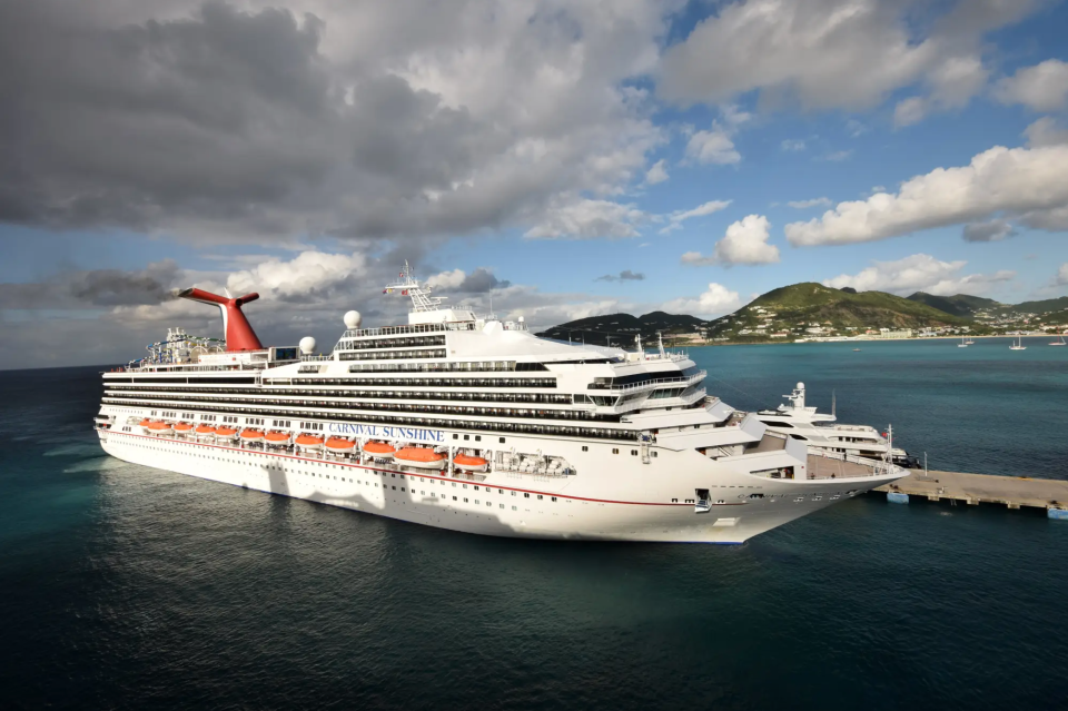 Das Kreuzfahrtschiff Carnival Sunshine, das am vergangenen Wochenende von einem Sturm getroffen wurde. - Copyright: Ivan Cholakov/shutterstock