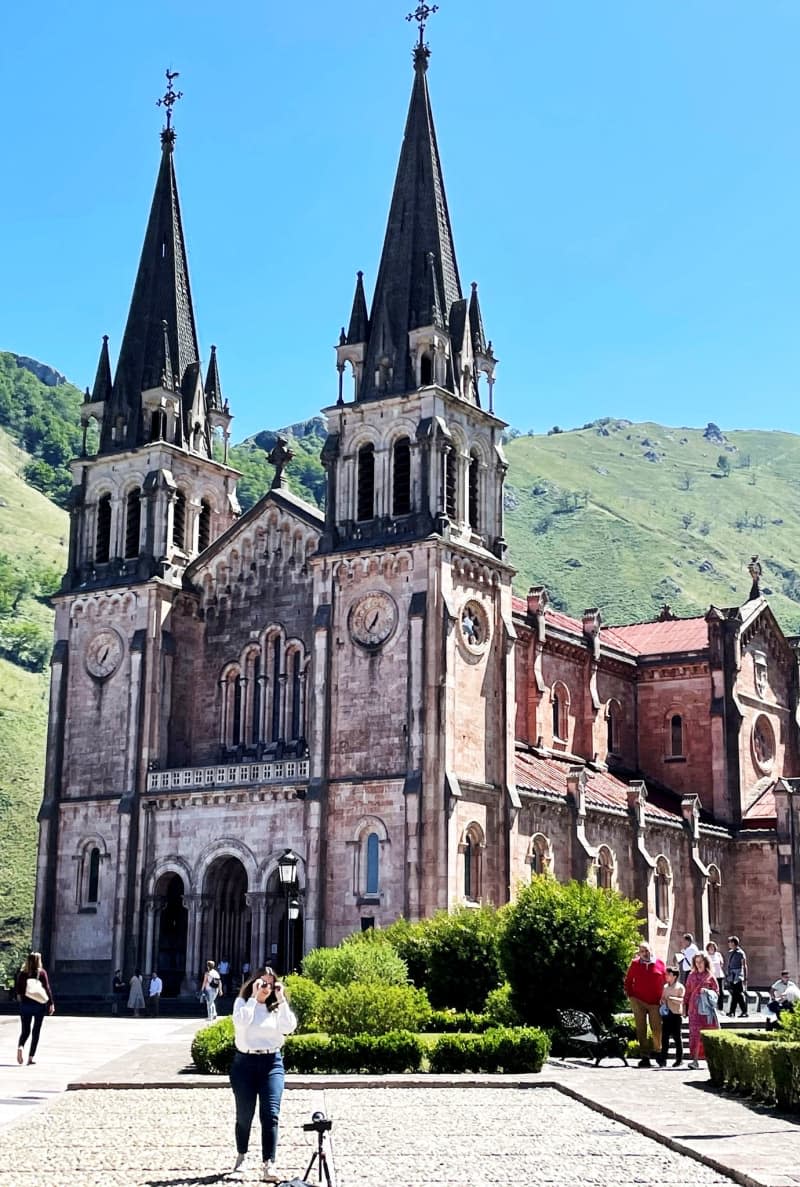 The pilgrimage church of Covadonga in the Picos de Europa National Park is one of the many excursion destinations when traveling on the Costa Verde Express.  Manuel Meyer/dpa