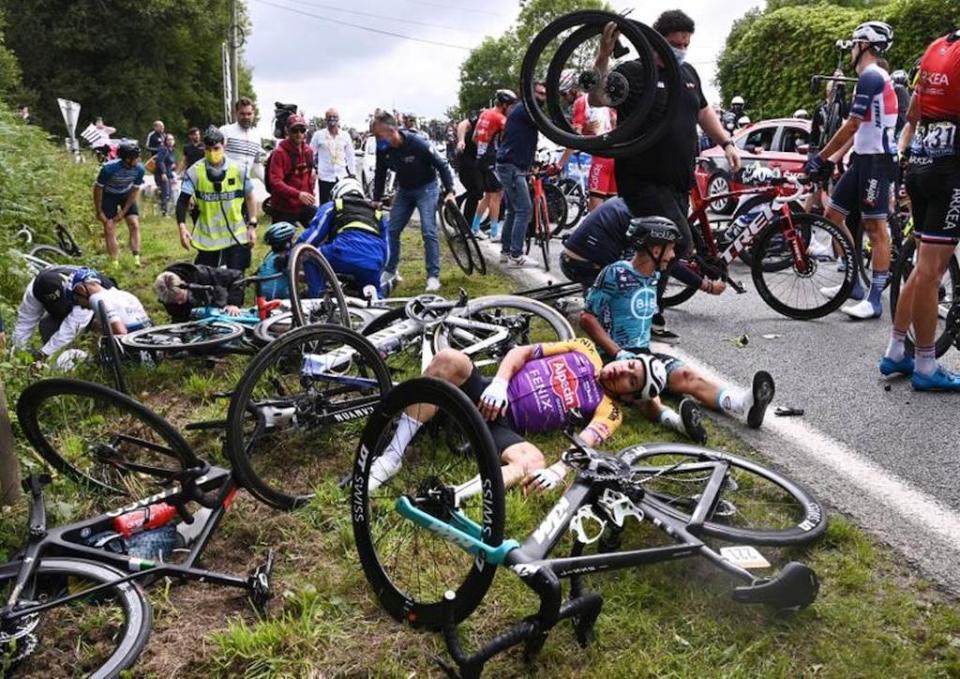 因為某個觀眾舉著標語撞上選手，環法自由車賽出現多位選手翻覆的車禍。（路透）