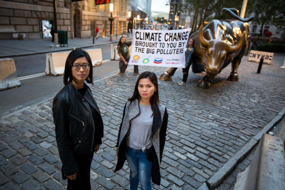 曾經歷珊迪颶風的菲律賓裔美國人Tina Cocadiz（左）和海燕颱風倖存者Marinel Ubaldo（右），在2018年9月於美國紐約華爾街，代表人民向全球最大的化石燃料企業與水泥企業倡議，要求為助長氣候危機負責。