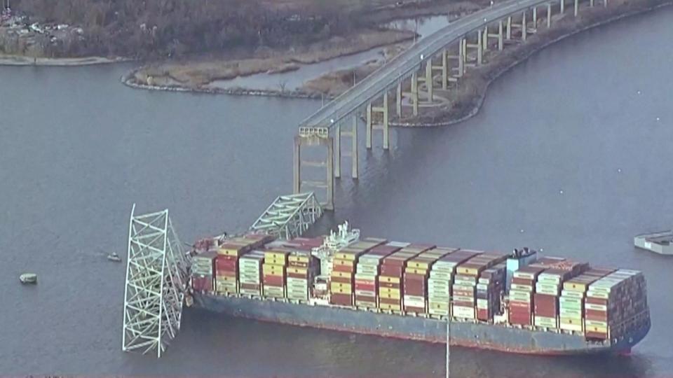 El buque que ha chocado contra un puente.