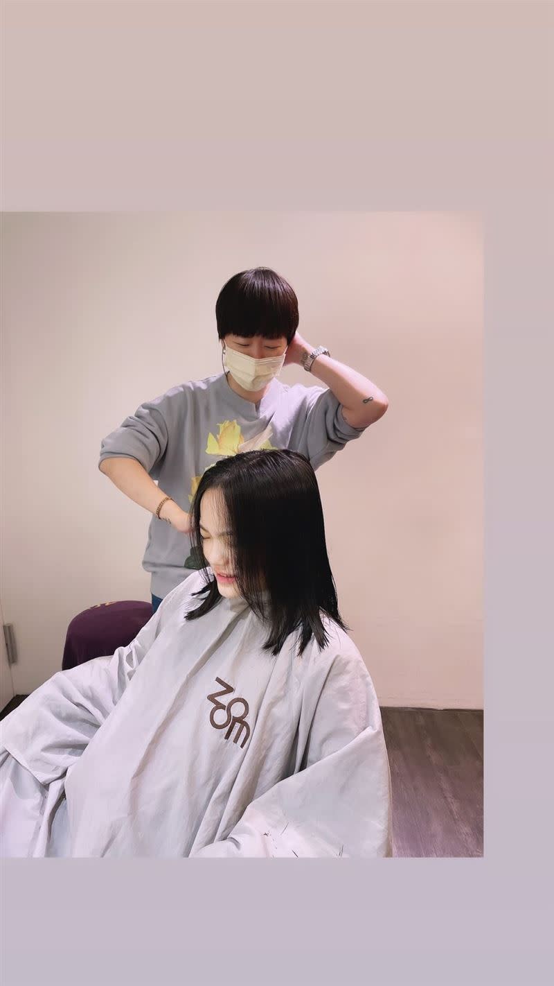 徐佳瑩在限時動態分享剪髮過程。（圖／翻攝自IG）
