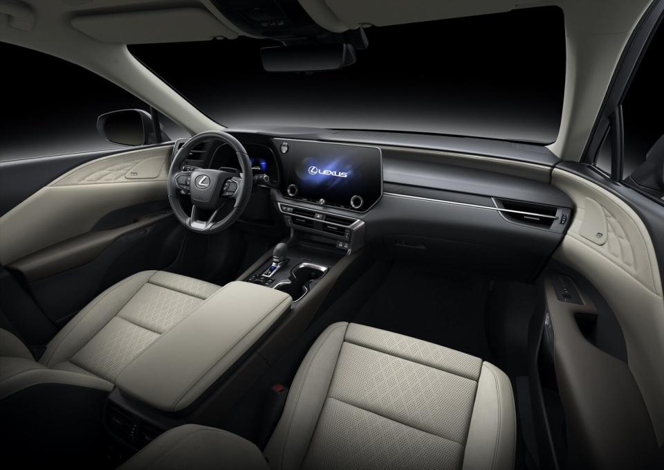 中央14吋觸控螢幕為新RX標配，遊艇式的環艙風格更有高級車味道。