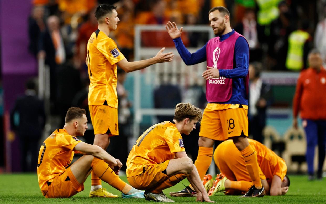 Soccer Football - FIFA World Cup Qatar 2022 - Quarter Final - Netherlands v Argentina - Lusail Stadium, Lusail, Qatar - December 10, 2022 Netherlands' Frenkie de Jong, Teun Koopmeiners and teammates look dejected after the match as Netherlands are eliminated from the World Cup - REUTERS/Hamad I Mohammed