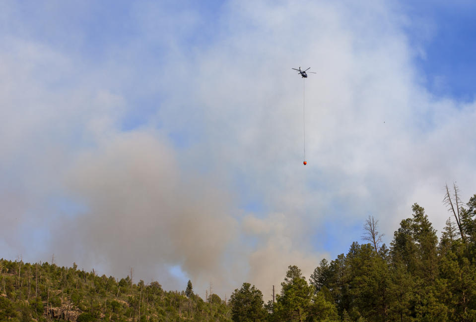 Un helicóptero sobrevuela la zona de un incendio forestal, el martes 18 de junio de 2024, en Ruidoso, Nuevo México. (AP Foto/Andres Leighton)