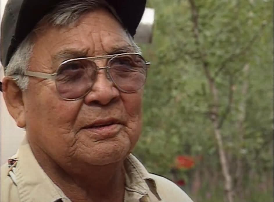 Percy Henry in 1999, speaking to CBC at an archeological dig site of Trʼondëk Hwëchʼin artifacts. Henry, a former chief of the First Nation, died over the weekend in Dawson City, Yukon.  (CBC - image credit)