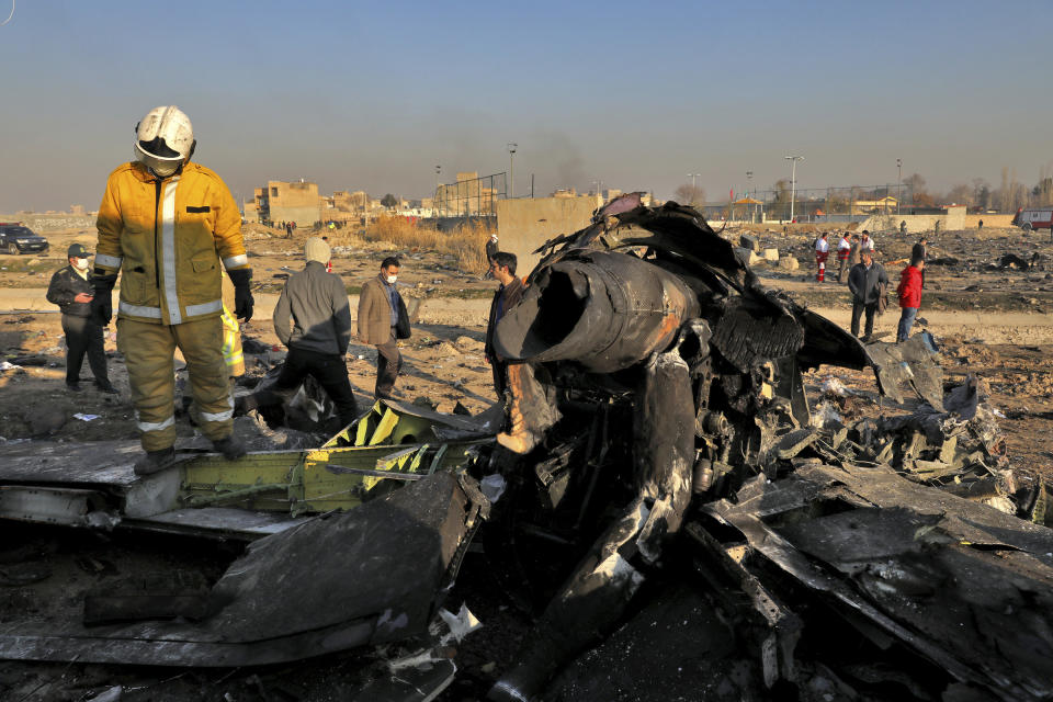 Iran, precipita aereo ucraino appena decollato da Teheran (AP Photo/Ebrahim Noroozi)