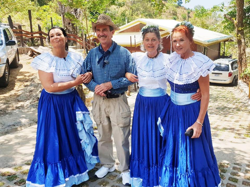 Inka Bause verkuppelt Bauern nun auch über Kontinente hinweg: "Bauer sucht Frau international" hat alles, was man von der RTL-Kuppelshow kennt - plus Bilder von atemberaubender Natur und wilden Tieren. Beruhigend, dass manche der Bauern genau so stoffelig sind wie die Exemplare hierzulande.