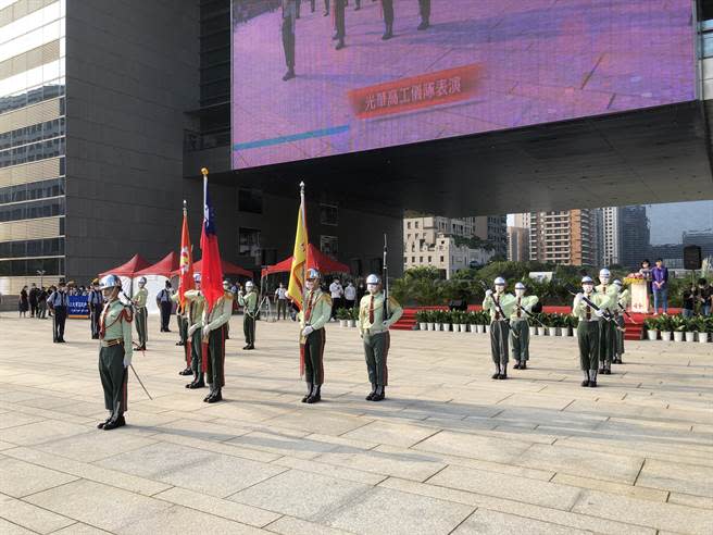 台中市110年國慶升旗典禮，今日由光華高工儀隊以操槍表演揭開序幕。（陳世宗攝）