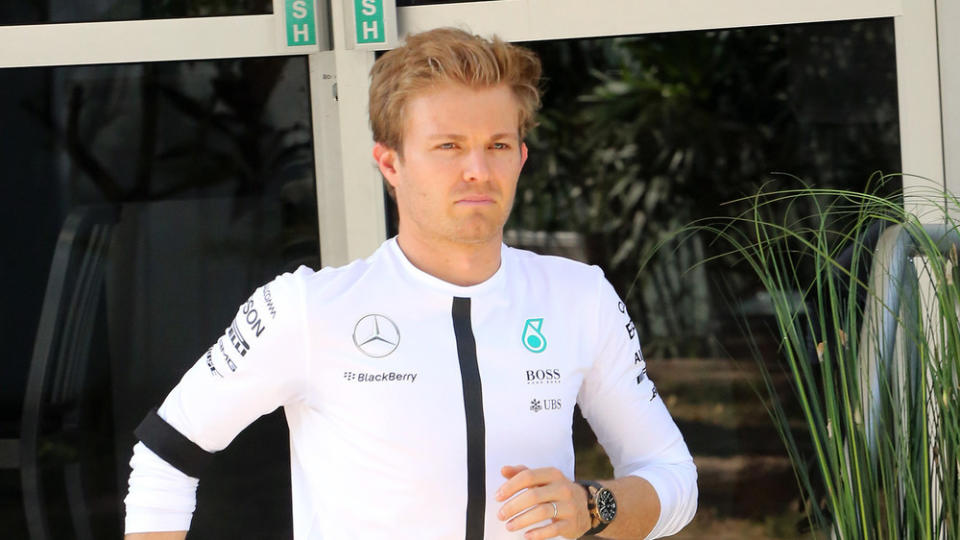 Nico Rosberg zeigt sich mit Trauerflor