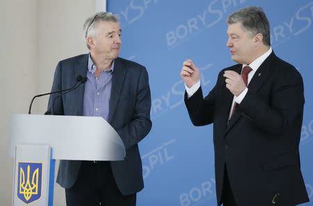 Ukrainian President Petro Poroshenko and Ryanair Chief Executive Michael O'Leary attend a news conference on the signing of the agreement between Ukraine's Boryspil and Lviv airports and Irish carrier Ryanair at Boryspil International Airport outside Kiev, Ukraine March 23, 2018. REUTERS/Gleb Garanich