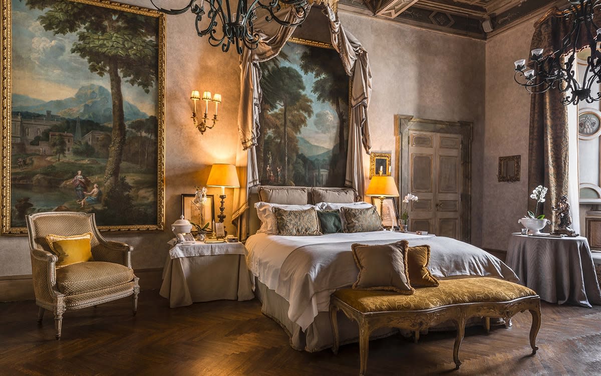 Some hotels model themselves on stately homes or aristocratic townhouses; Residenza Napoleone III – named for the emperor who once stayed here – is the real thing - Albero Mantegna