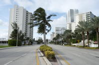 <p>Der Ocean Drive in Hollywood, Florida, ist komplett ausgestorben. Auf der sonst viel befahrenen Straße biegen sich die Palmen am Samstagmorgen bereits im Wind. Das Eintreffen von „Irma“ auf dem Festland wird für die Nacht auf den 10. September erwartet. (Bild: Paul Chiasson/The Canadian Press/AP/dpa) </p>