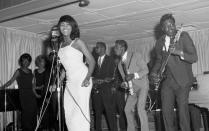 Die Sängerin überzeugte den Soul-Pionier, wurde zunächst Backgroundsängerin seiner Band Kings of Rhythm, wenig später Solosängerin. Schon mit 17 Jahren, damals war Anna noch Schülerin, spielte sie wöchentliche Auftritte in Clubs. "Ich war jung, naiv, ein Mädchen vom Lande und entdeckte die Welt", erinnerte sich Tina Turner später an ihre Anfänge. (Bild: Michael Ochs Archives / Getty Images)