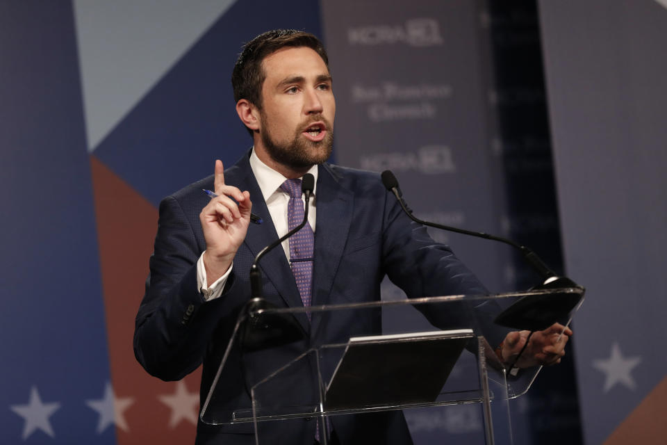 El candidato demócrata a gobernador de California Kevin Paffrath durante un debate con otros aspirantes en la elección para decidir sobre la destitución del actual gobernador Gavin Newsom. (Getty Images)