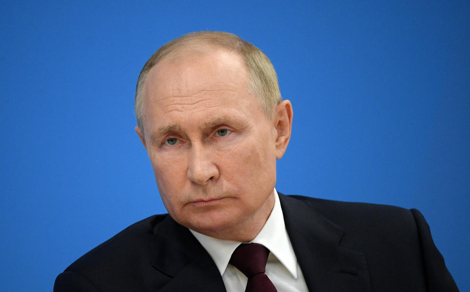 Immer mehr russische Politiker fordern den Rücktritt von Wladimir Putin. (Bild: Reuters)