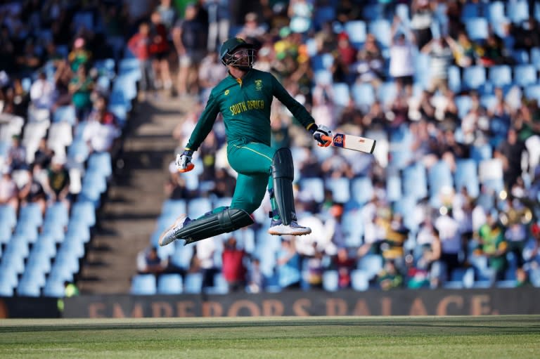 Heinrich Klaasen celebrates after reaching his rapid century during the fourth ODI for South Africa against Australia in Centurion (Phill Magakoe)