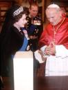 <p>This time, it's Queen Elizabeth who dresses up for her meeting with Pope John Paul II. Nothing to see here, just two heads of the church chatting it up. </p>