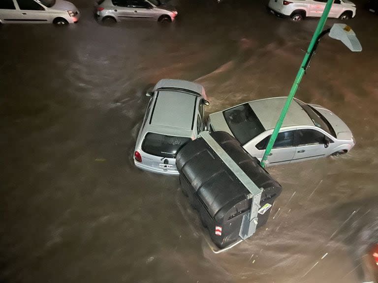 Autos a la deriva en La Plata