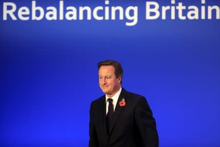 Britain's Prime Minister David Cameron speaks on high speed rail link HS2, at the launch of the HS2 report, in Leeds Civic Hall, northern England October 27, 2014. REUTERS/Lynne Cameron/Pool