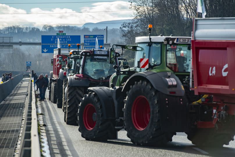 Agricultores franceses bloquean el viaducto Hubert Touya en una autopista el martes 23 de enero de 2024 en Bayona, suroeste de Francia.
