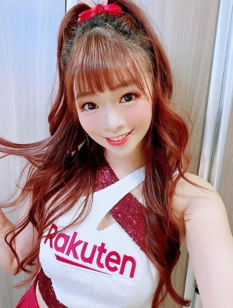 曲曲外型甜美，還有傲人的好身材，是中華職棒樂天桃猿啦啦隊「Rakuten Girls」成員。（圖／翻攝自IG／chuyi_77）