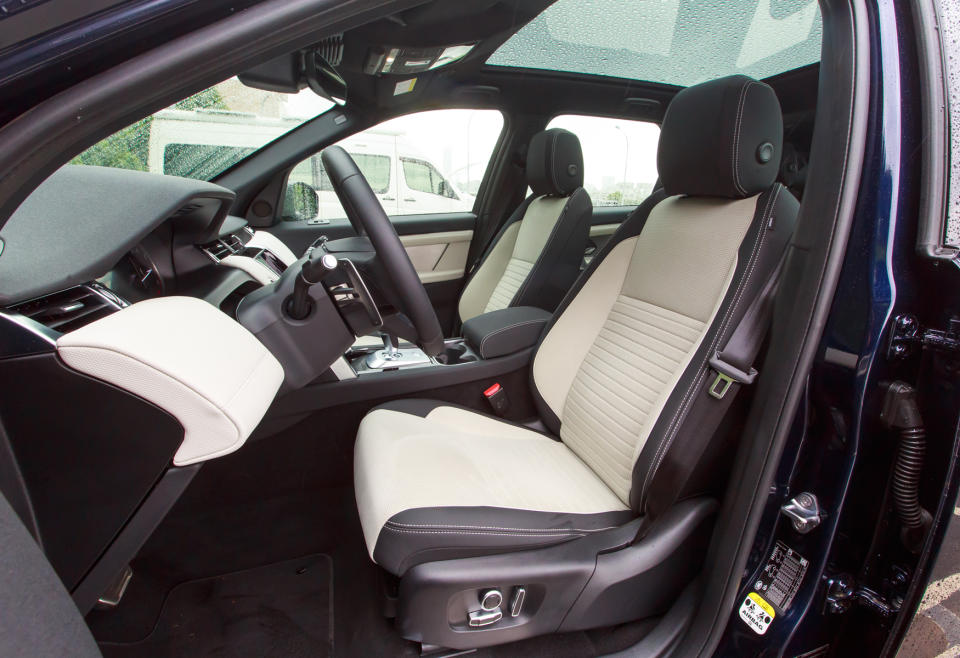 前排為12 向電調 Grained Leather 皮革駕駛座、與10 向電調副駕駛座椅。