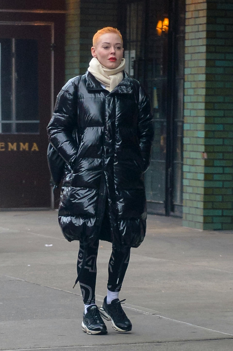 Bei einem Spaziergang in Manhatten ist Rose McGowan kaum wiederzuerkennen. (Bild: Splash News)