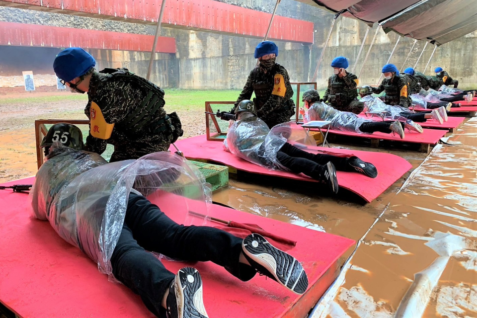 北一女中同學不畏風雨在射擊線實施射擊