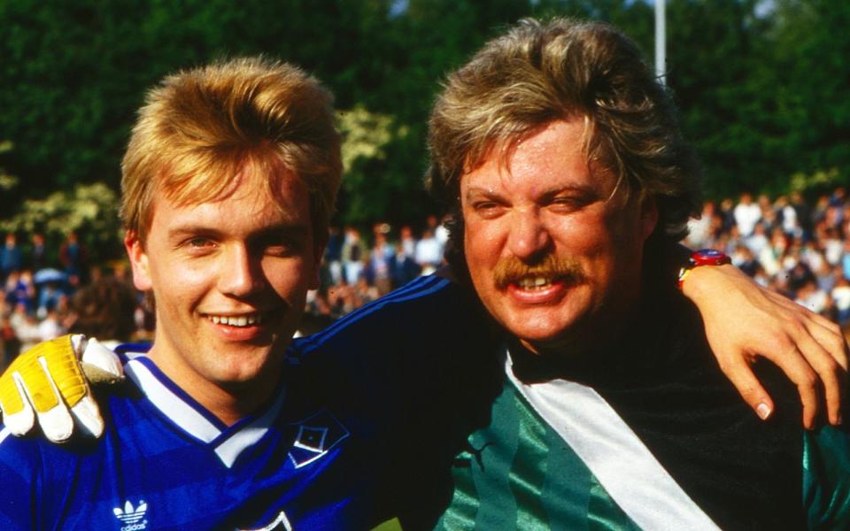 Hape Kerkeling auf dem Fußballplatz - es ist Jahrzehnte später kaum vorstellbar, aber doch passiert. 1987 nahm Kerkeling (links) in Hamburg an einem Charity-Kick teil, wo er unter anderem auch auf Kultsänger Klaus Baumgart (Klaus & Klaus) traf. (Bild: United Archives/Frank Hempel/Getty Images)