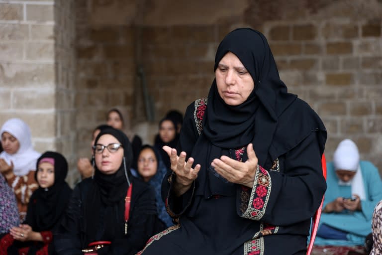 Una palestina reza durante la oración matinal del Eid al Adha en el patio de la mezquita de Omari, gravemente dañada por bombardeos israelíes, el 16 de junio de 2024 en la ciudad de Gaza (Omar al Qattaa)