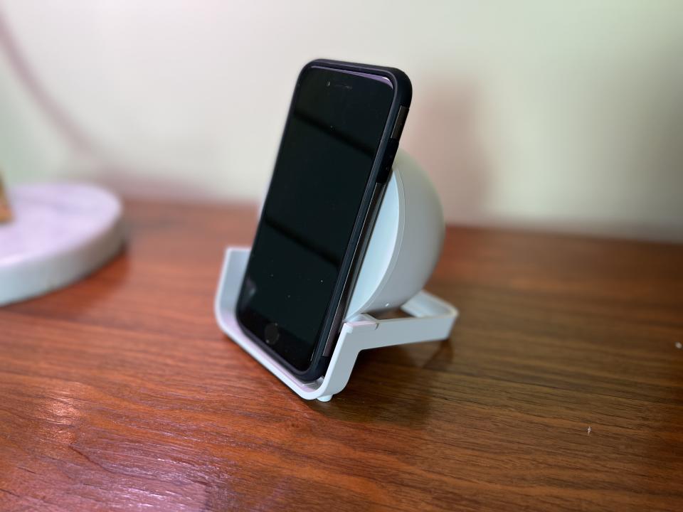 Belkin-Wireless-Charging-Stand-With-Speaker-2