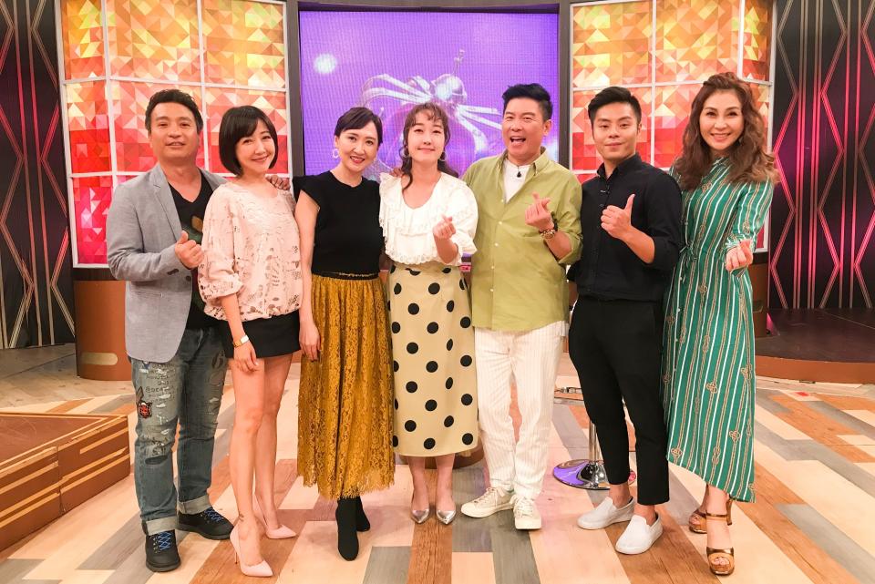 Julie、王中平、余皓然、梁佑南及方璿分享「如何面對小孩情竇初開」。（圖／衛視中文台提供）