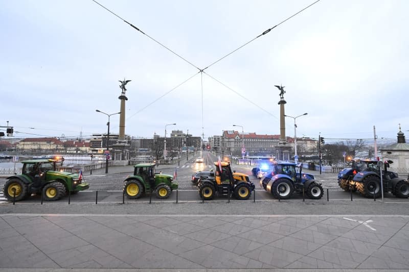 Farmers with their tractors take part in a protest against EU agricultural policies and the failed negotiations with the Czech government to further support farmers. Šulová Kateøina/CTK/dpa