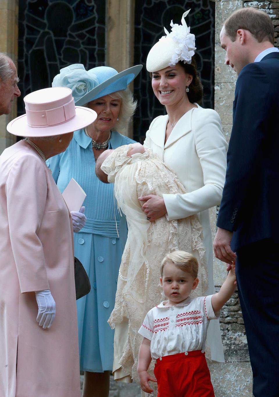 Prinzessin Charlotte trägt zu ihrer Taufe am 2. Juli 2015 eine Nachbildung eines Taufkleides. (Getty Images)