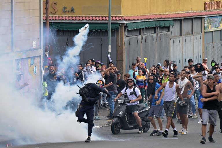 Manifestantes protestan contra el gobierno de Nicolás Maduro, en  Catia, Caracas. (Yuri CORTEZ / AFP)