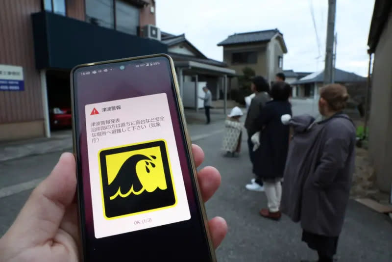 ▲日本石川縣能登半島發生規模7.6強烈地震，民眾手機傳出地震與海嘯警報。（圖／美聯社／達志影像）