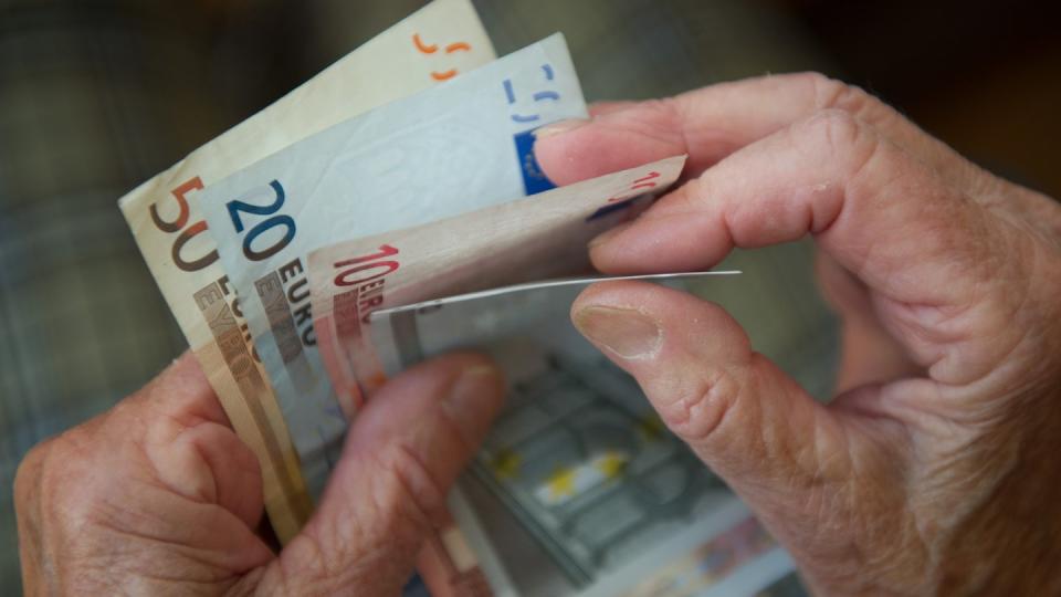 Rentner haben bald mehr Geld zu Verfügung. Im Osten steigen die Bezüge um 3,4, im Westen um 3,2, Prozent. Foto: Marijan Murat