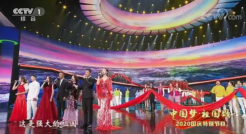 歐陽娜娜央視唱《我的祖國》。（圖／翻攝自微博）